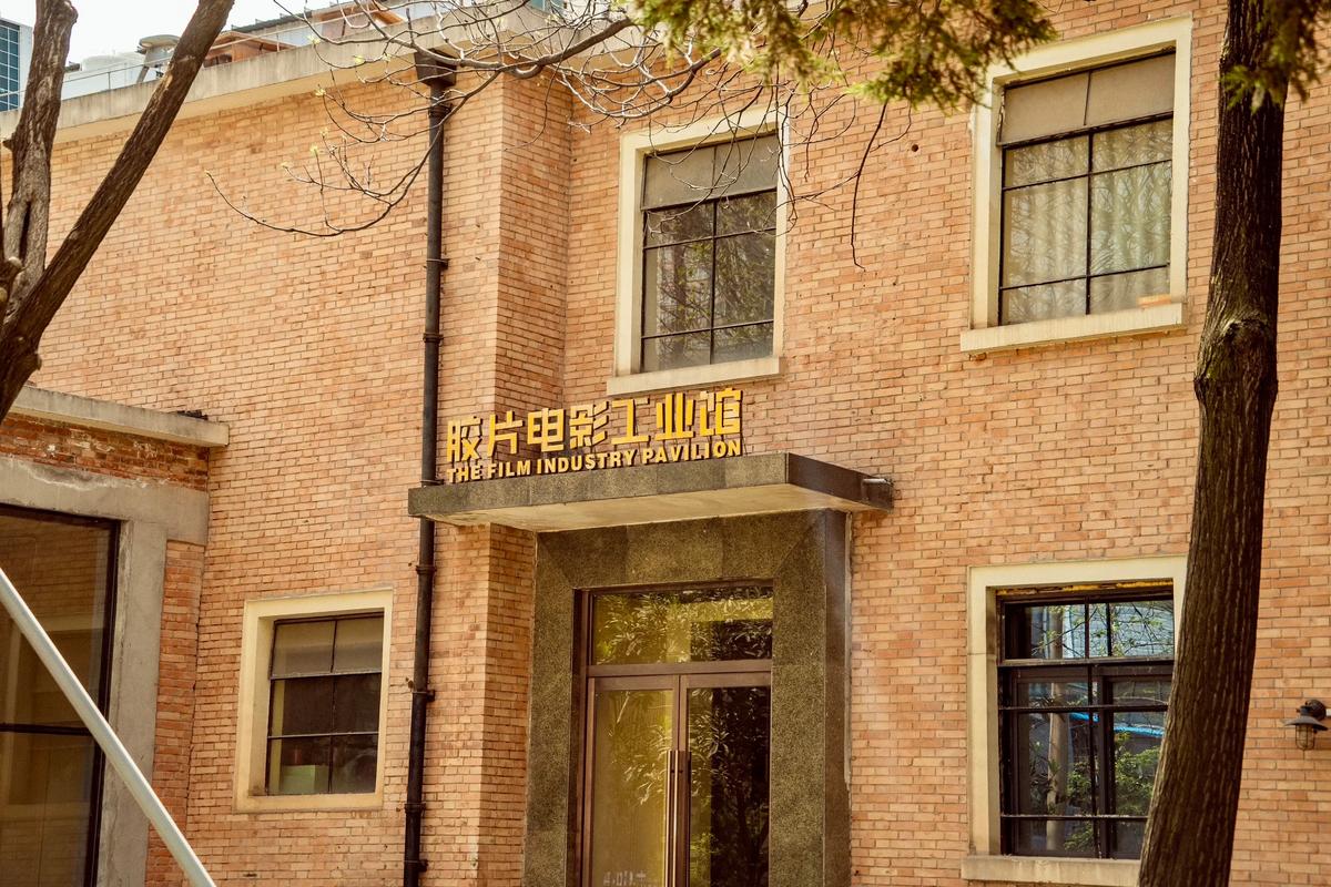 黑人搭讪人妻中出的相关介绍