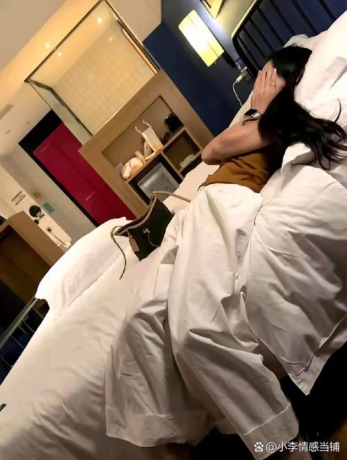 女孩下体出现黄色分泌物的相关介绍