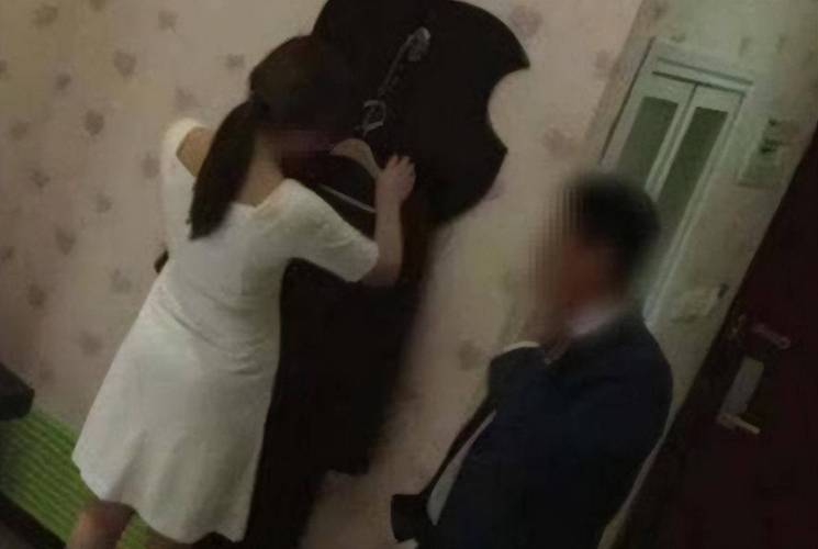 搭讪人妻中出无套的相关介绍