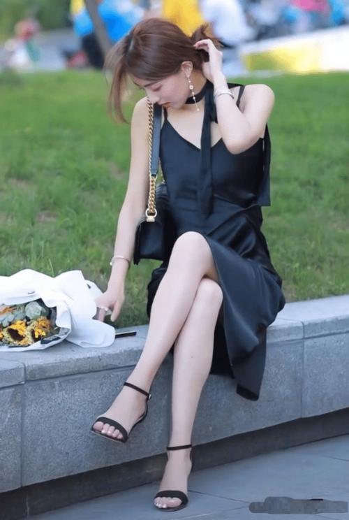 一边亲一边做一边摸视频的相关介绍