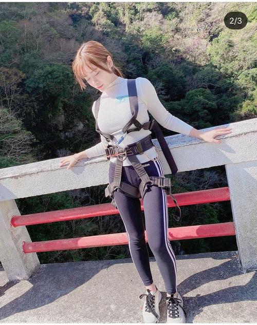 巨乳美女秘书的相关介绍